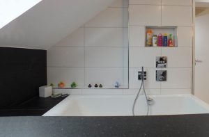 Blick in ein neu umgebautes Badezimmer mit Badewann und Dusche