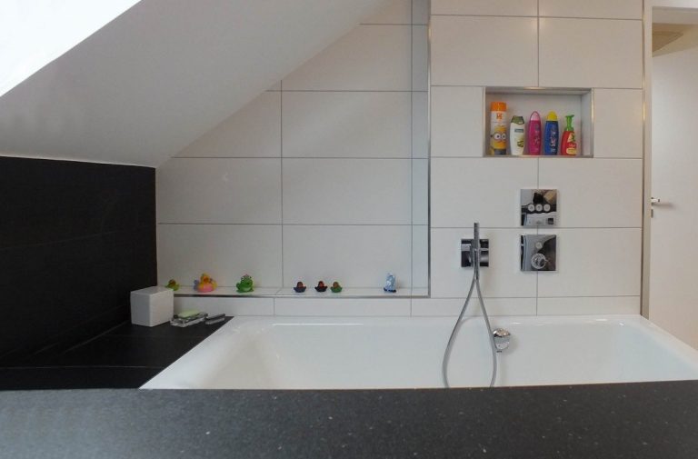 Blick in ein neu umgebautes Badezimmer mit Badewann und Dusche