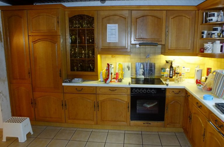 Foto einer alten Küche aus Holz als Vorher-Bild